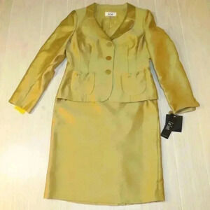 Le Suit Polyester Rayon Skirt Suit Mustard Wide Collar 2 Piece Women Size 8 NWT